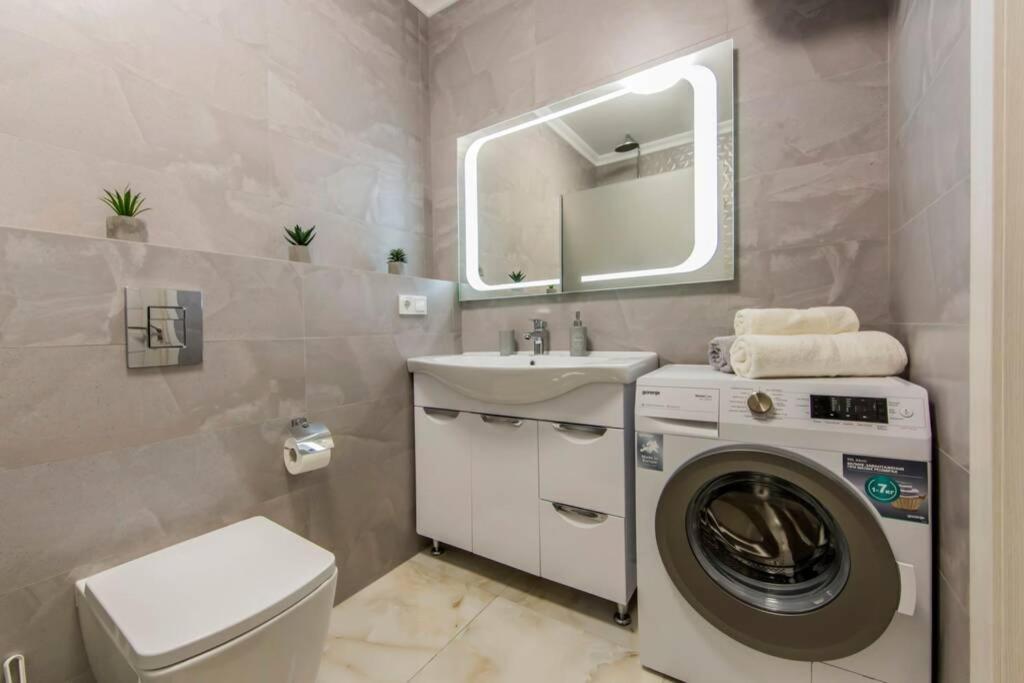 Новые Светлые Апартаменты Метро Славутич Kiev Exteriör bild