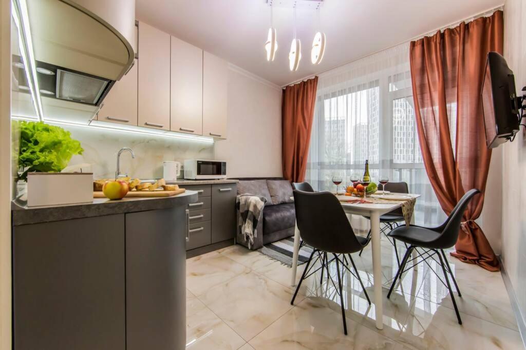 Новые Светлые Апартаменты Метро Славутич Kiev Exteriör bild